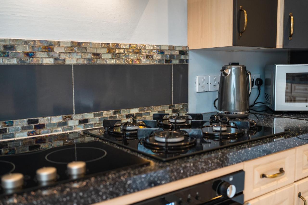 فيلا Beautiful Town House With Private Garden And Patio Canford Magna المظهر الخارجي الصورة